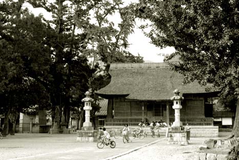 IIZAKA04.JPG - 49,842BYTES